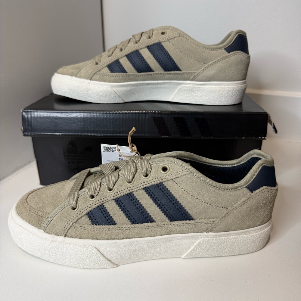 adidas court women’s 7 men’s 6 Beige Suede Sneakers‎ with Navy Stripes